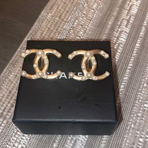 Beautiful Chanel clip on earrings 100% authentic!!!